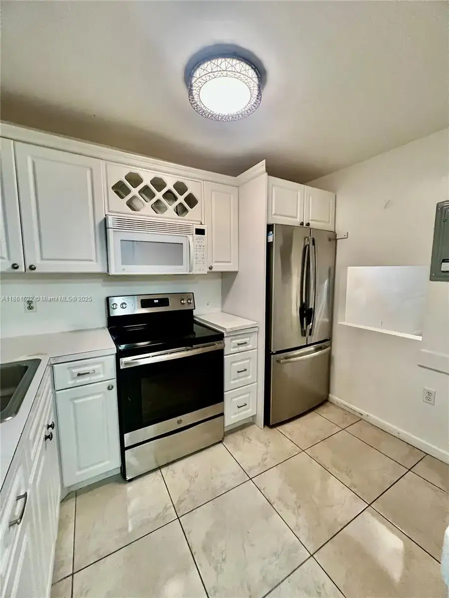 2 bedroom 2 bath Residential for sale at 8460 Sunrise Lakes Blvd # 112, Sunrise FL 33322