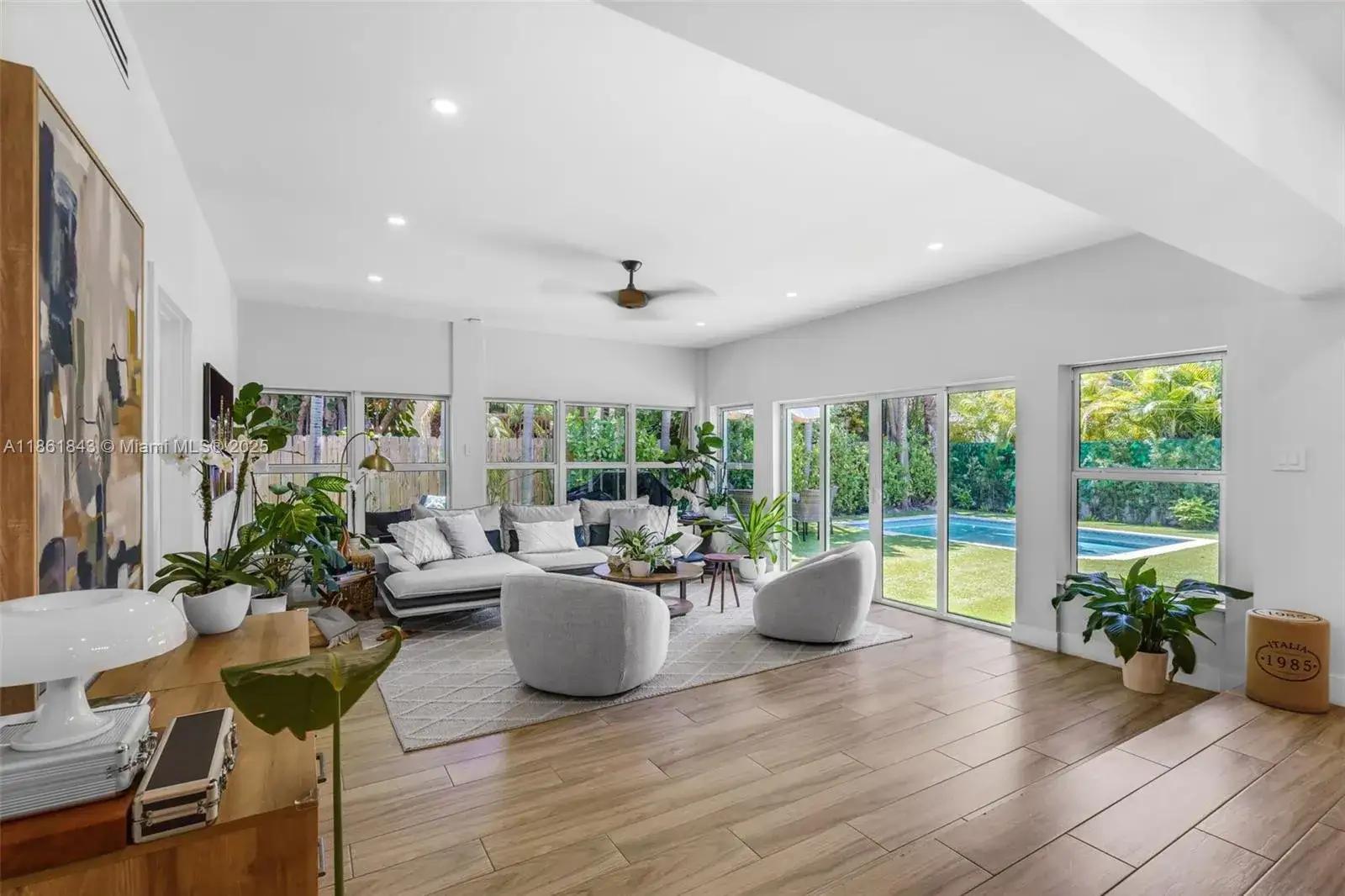 5 bedroom 4 bath Residential for sale at 653 Glenridge Rd, Key Biscayne FL 33149