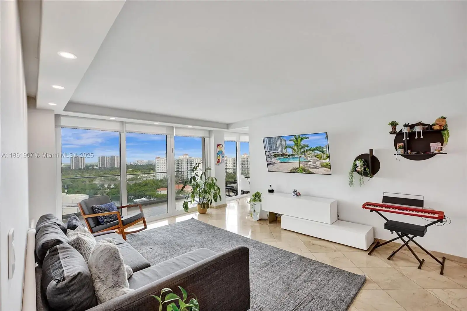 3 bedroom 2 bath Residential for sale at 19707 Turnberry Way # 17L, Aventura FL 33180