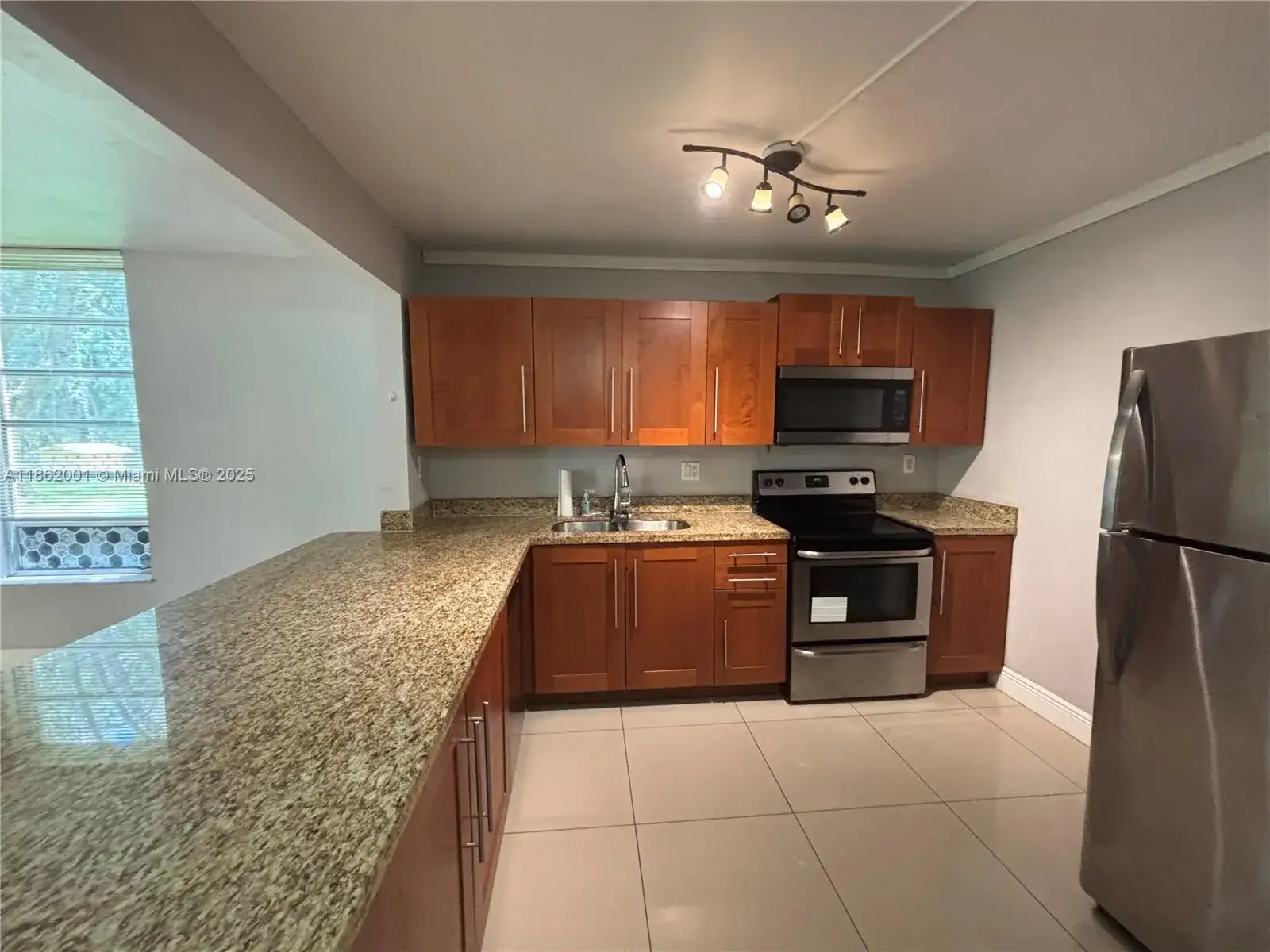 1 bedroom 1 bath Residential Lease for rent at 400 COMMODORE DR # 107, Plantation FL 33325