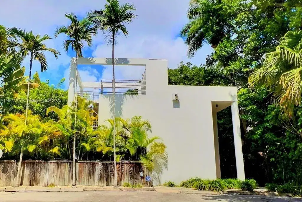 3 bedroom 2 bath Residential Lease for rent at 2918 Whitehead St # 2, Miami FL 33133