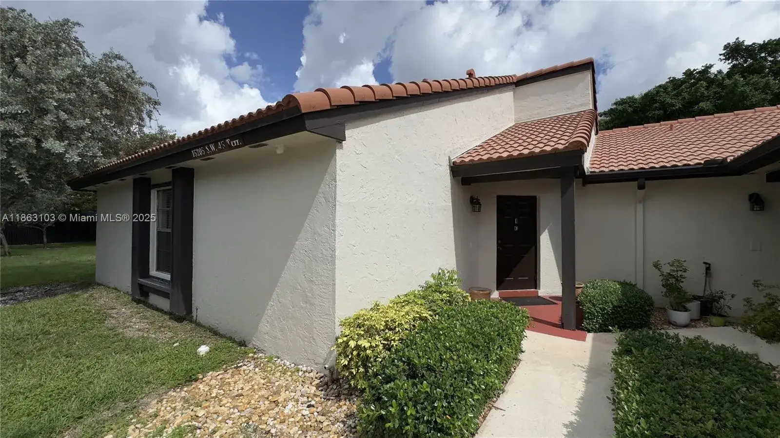 2 bedroom 2 bath Residential for sale at 15205 SW 45th Ter # 45E, Miami FL 33185