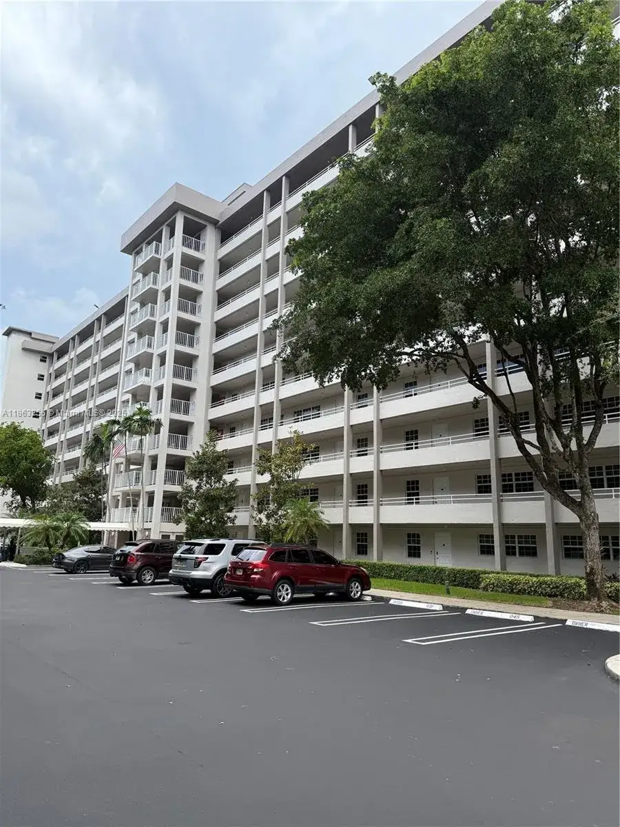 2 bedroom 2 bath Residential Lease for rent at 605 Oaks Dr # 203, Pompano Beach FL 33069