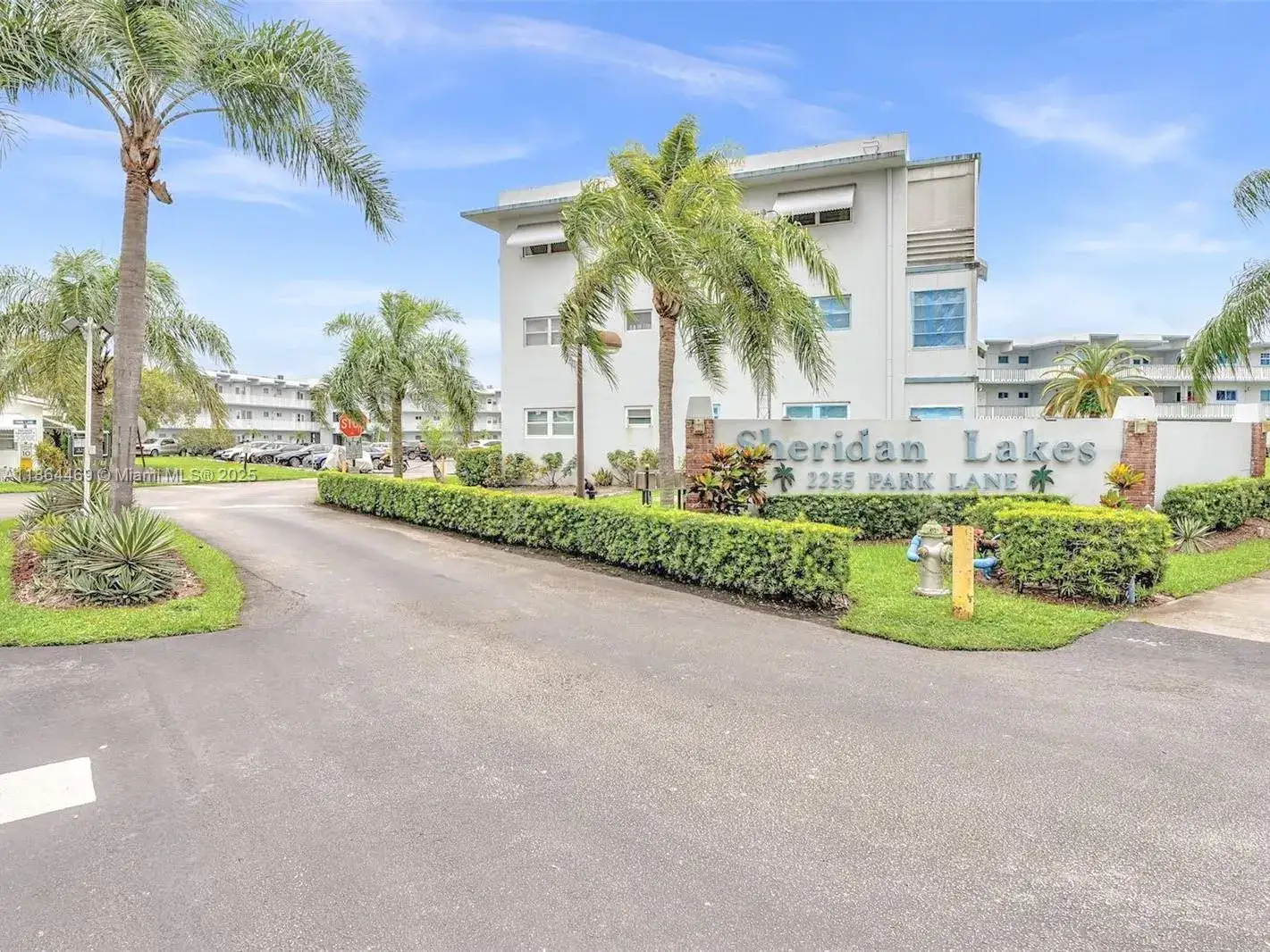 1 bedroom 1 bath Residential for sale at 2300 Park Ln # 105, Hollywood FL 33021