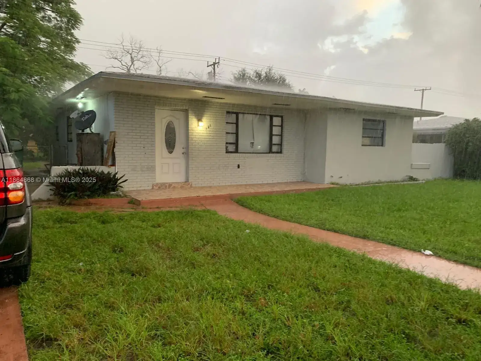 3 bedroom 2 bath Residential for sale at 121 NW 188th St, Miami Gardens FL 33169