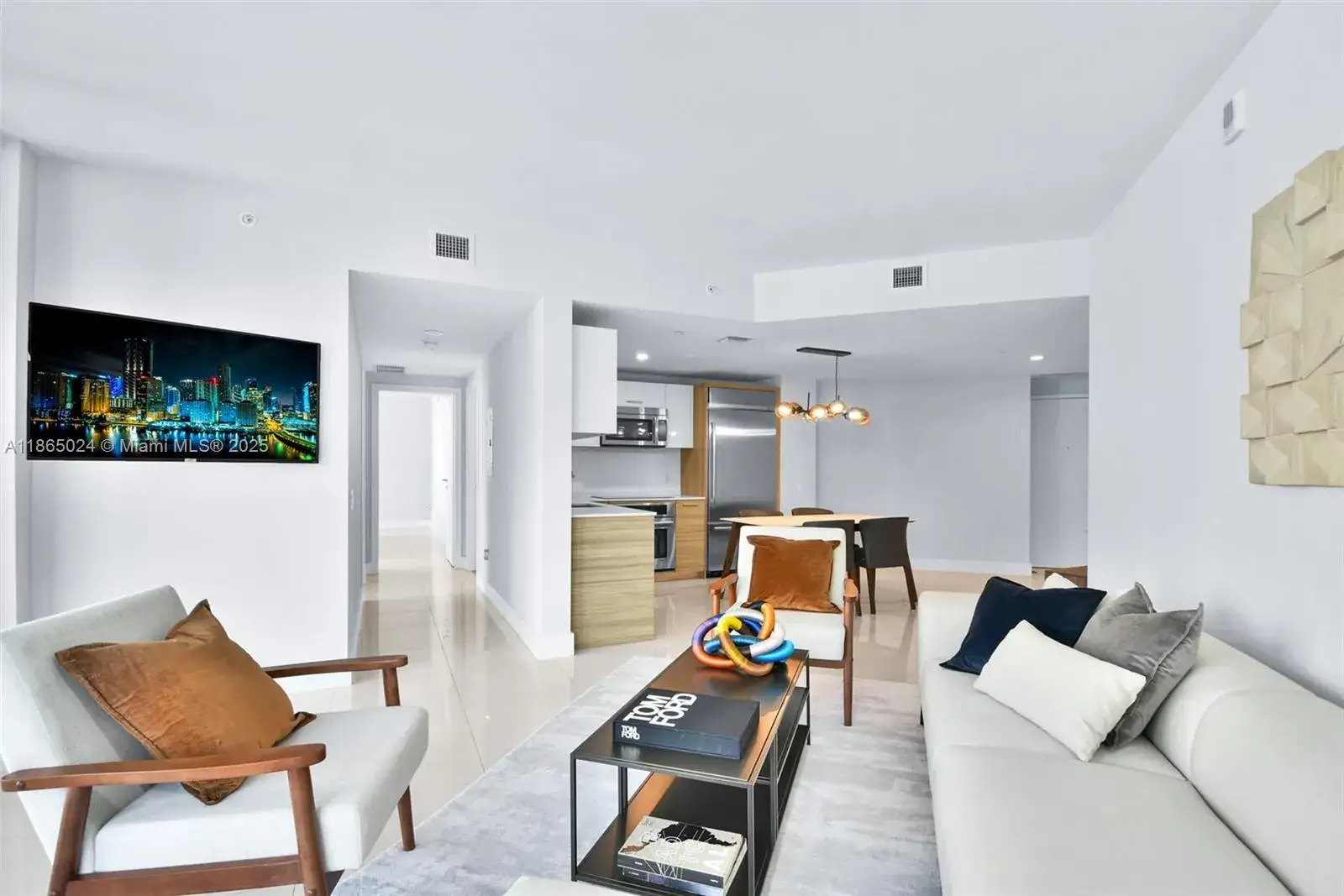 2 bedroom 2 bath Residential Lease for rent at 1300 Brickell Bay Dr # 1910, Miami FL 33131