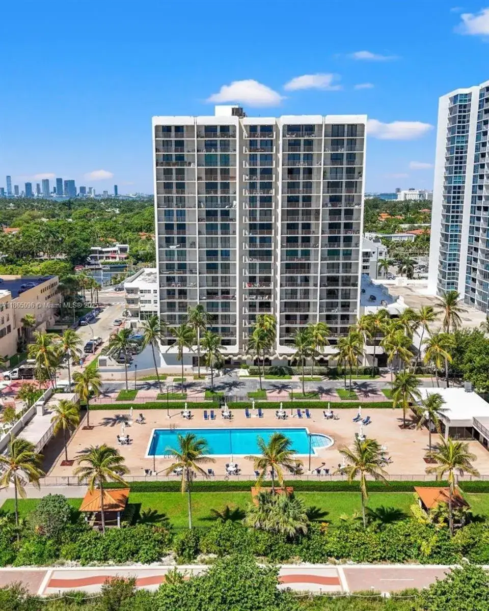 1 bedroom 1 bath Residential Lease for rent at 2625 Collins Ave # 305, Miami Beach FL 33140