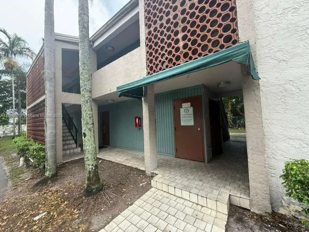 2 bedroom 2 bath Residential for sale at 4220 Inverrary Blvd # 99B, Lauderhill FL 33319