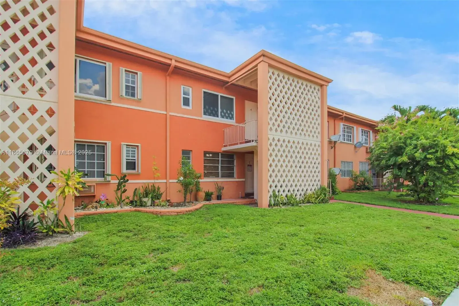 1 bedroom 1 bath Residential for sale at 3451 SW 11th St # 8A, Miami FL 33135