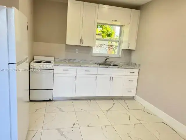 2 bedroom 1 bath Residential Lease for rent at 922 NW 2nd St # 4, Miami FL 33128