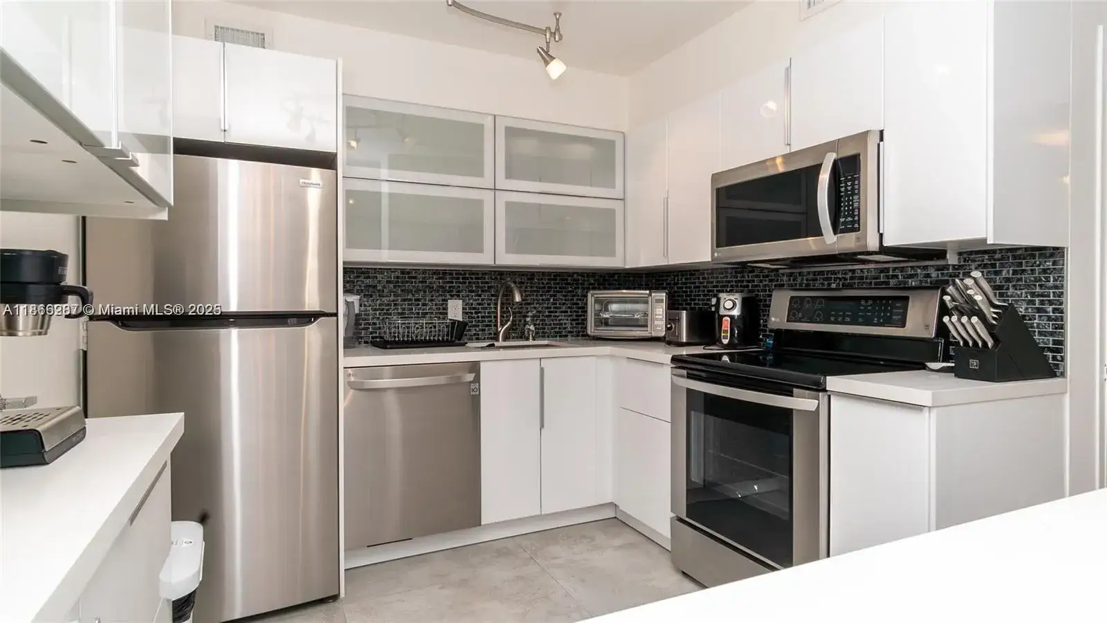 2 bedroom 2 bath Residential Lease for rent at 5161 Collins Ave # 811, Miami Beach FL 33140