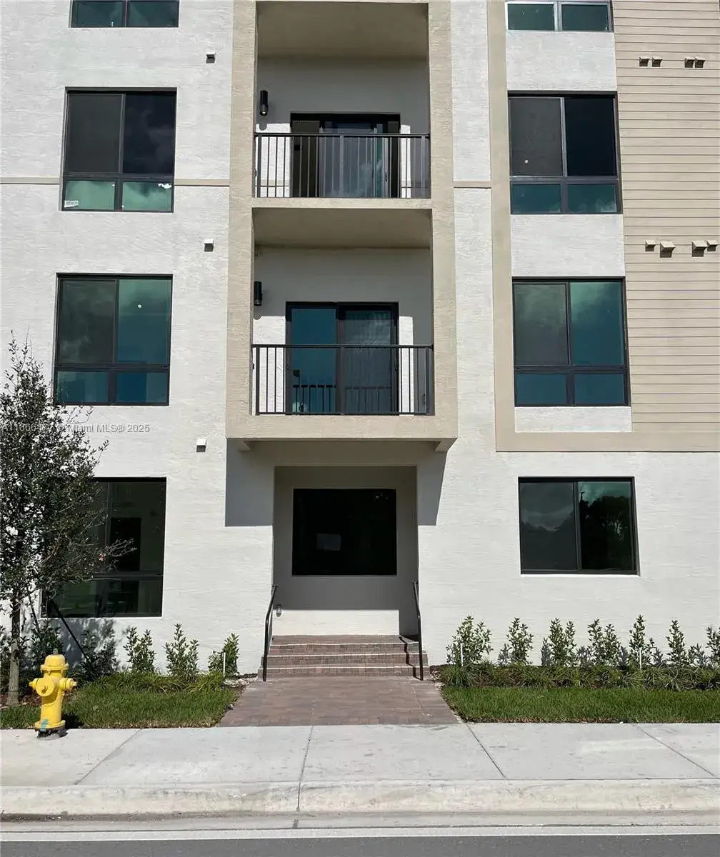 3 bedroom 2 bath Residential Lease for rent at 8265 NW 41st St # 107, Doral FL 33166