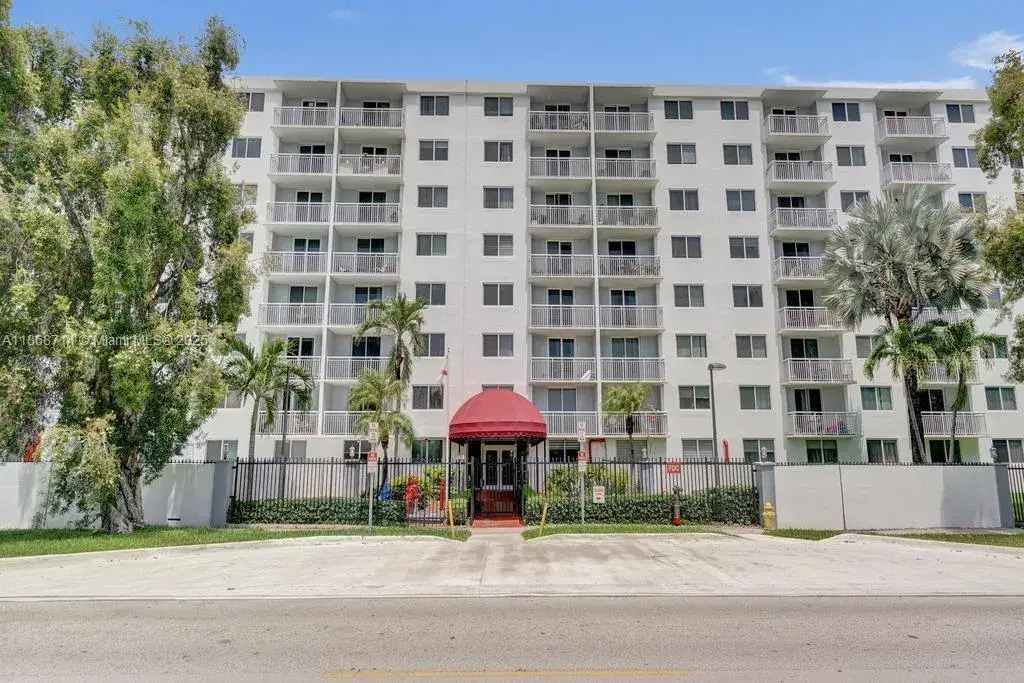 1 bedroom 1 bath Residential for sale at 1251 NE 108th St # 411, Miami FL 33161