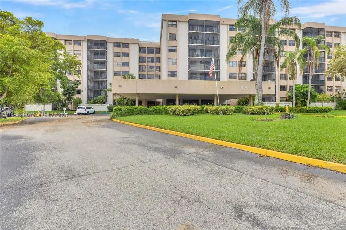 2 bedroom 2 bath Residential for sale at 900 NE 195th Street # 607, Miami FL 33179