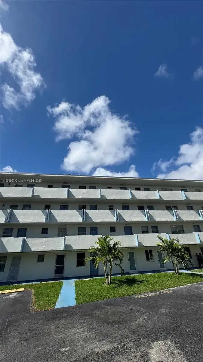 1 bedroom 1 bath Residential Lease for rent at 1701 NE 191st St # A214, Miami FL 33179