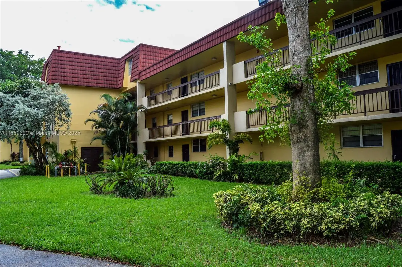 2 bedroom 2 bath Residential for sale at 3490 Foxcroft Rd # B212, Miramar FL 33025