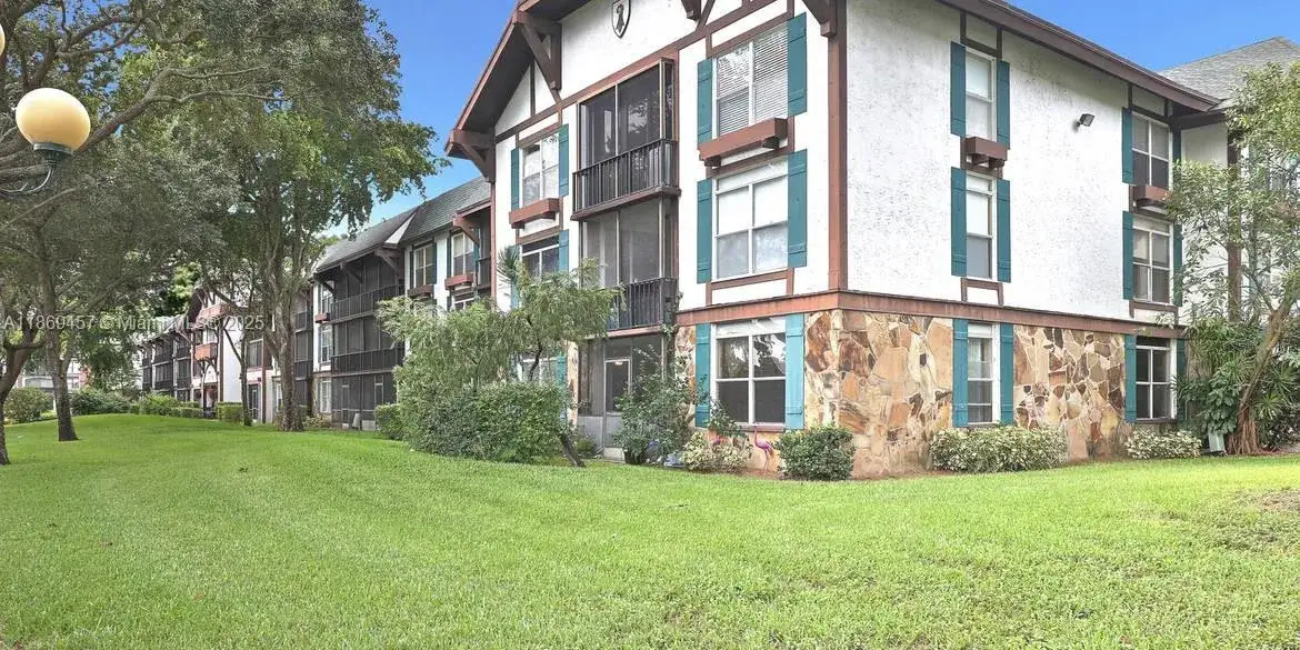 2 bedroom 2 bath Residential for sale at 3750 Inverrary Dr # 1Z, Lauderhill FL 33319