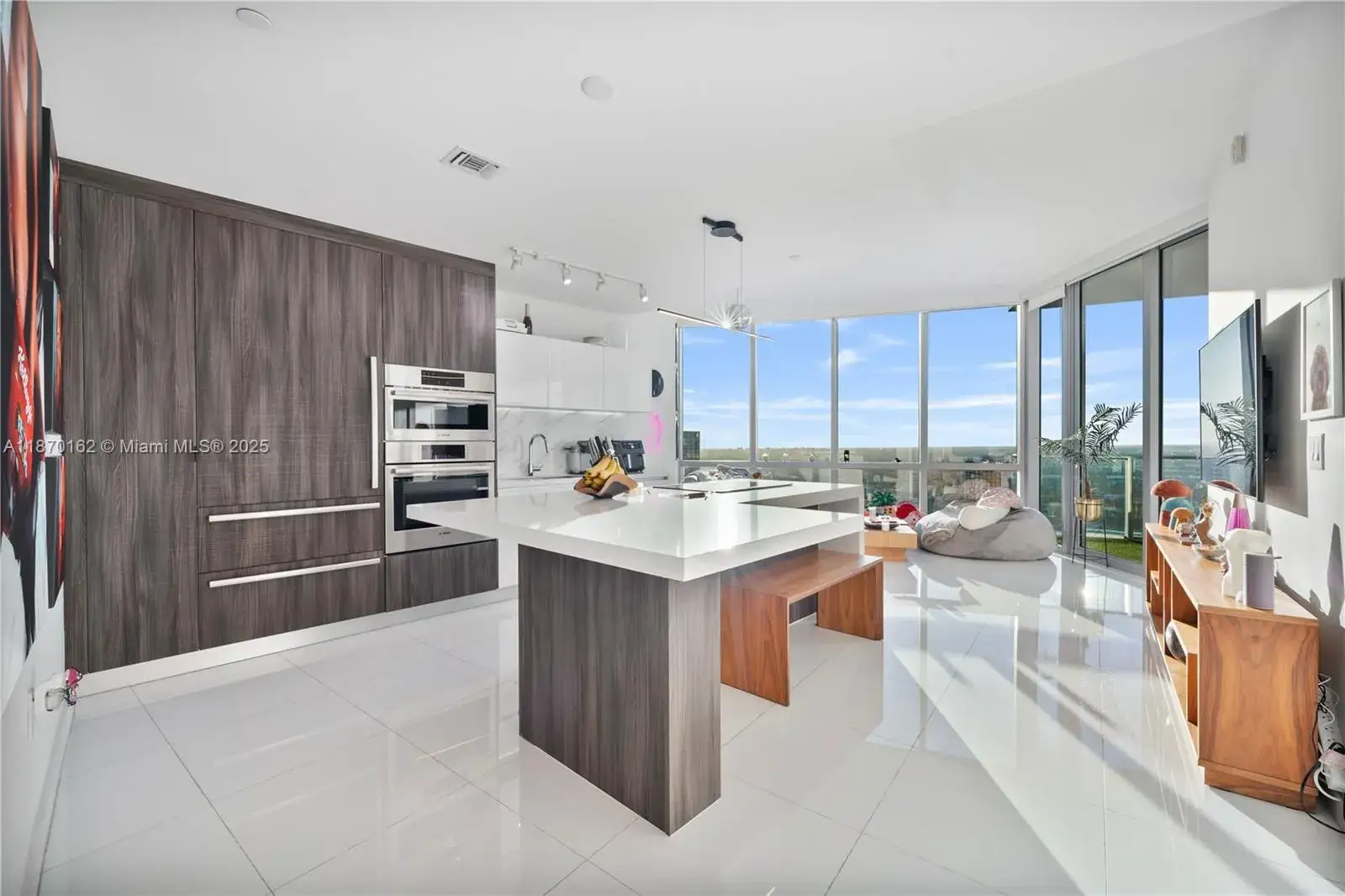 1 bedroom 2 bath Residential for sale at 851 NE 1st Ave # 3910, Miami FL 33132
