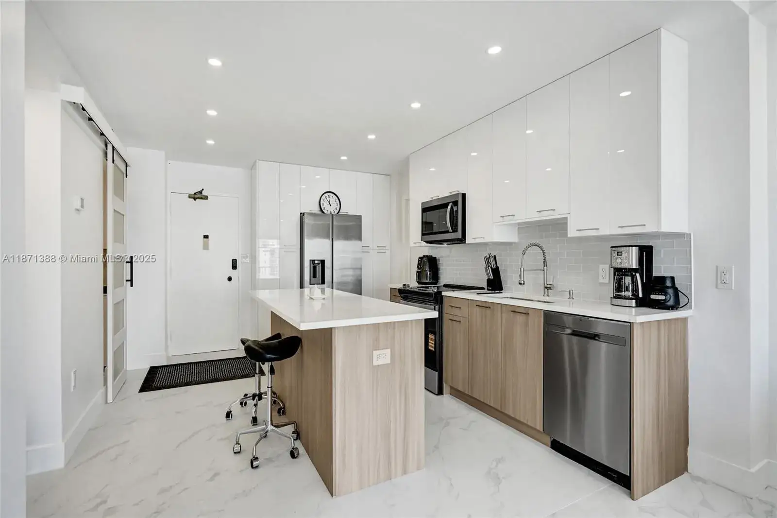 1 bedroom 1 bath Residential Lease for rent at 1985 S Ocean Dr # 11L, Hallandale Beach FL 33009