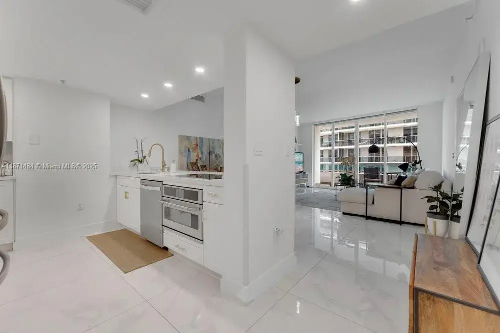 2 bedroom 2 bath Residential for sale at 1800 N Bayshore Dr # 614, Miami FL 33132