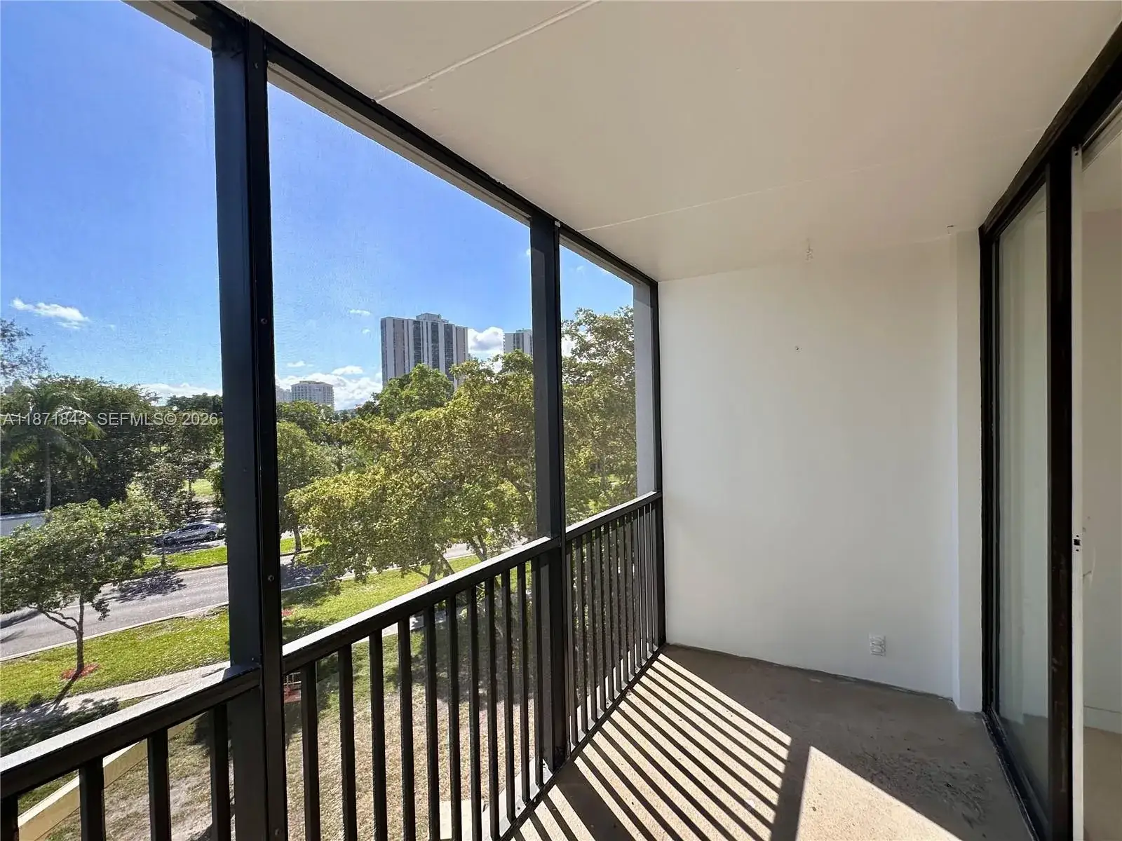1 bedroom 1 bath Residential for sale at 3301 N Country Club Dr # 410, Aventura FL 33180