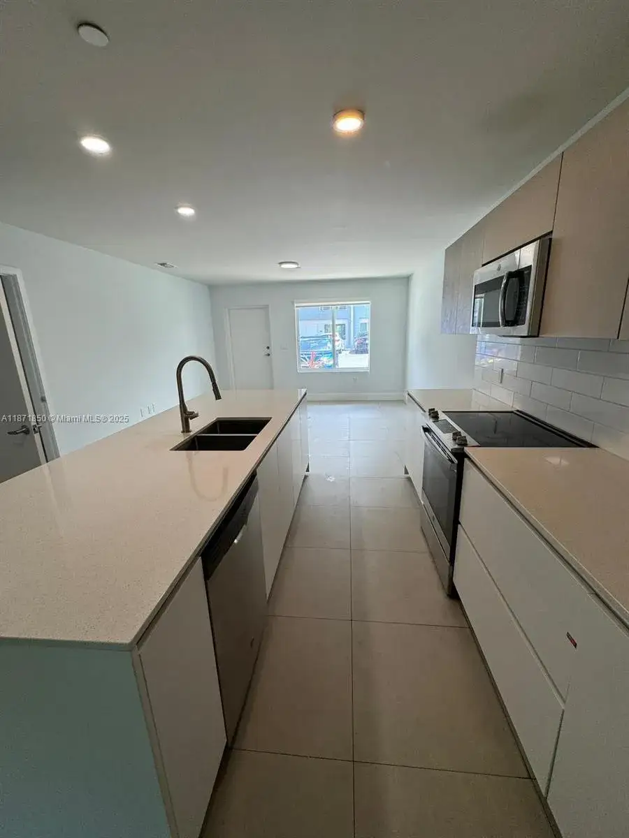 3 bedroom 2 bath Residential for sale at 2555 NE 193rd St # 2106, Miami FL 33180