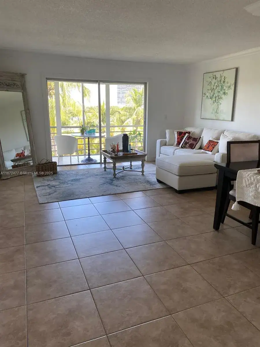 1 bedroom 1 bath Residential Lease for rent at 300 NE 14th Ave # 505, Hallandale Beach FL 33009