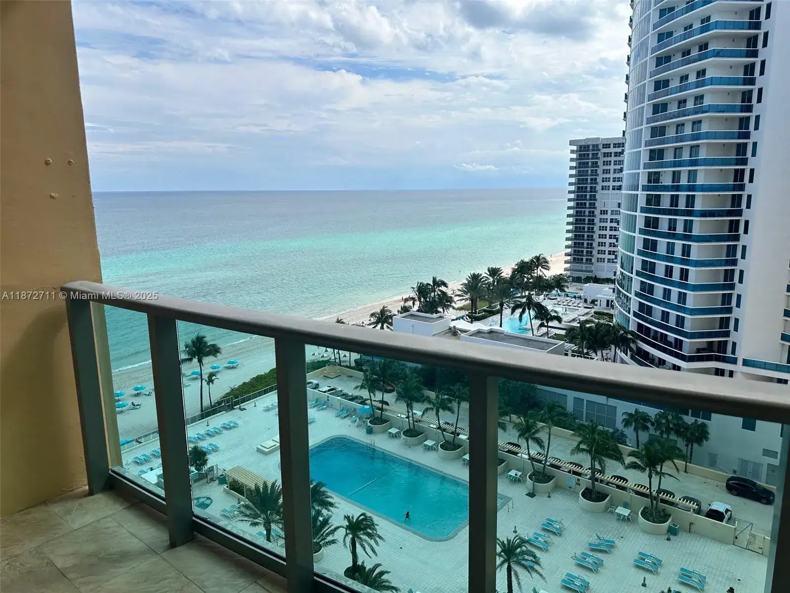 1 bedroom 1 bath Residential for sale at 2501 S Ocean Dr # 1418, Hollywood FL 33019
