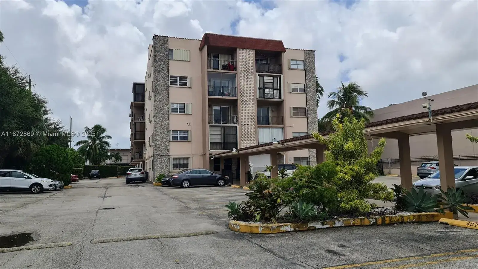 1 bedroom 1 bath Residential for sale at 3640 NW 9th st # 105, Miami FL 33125