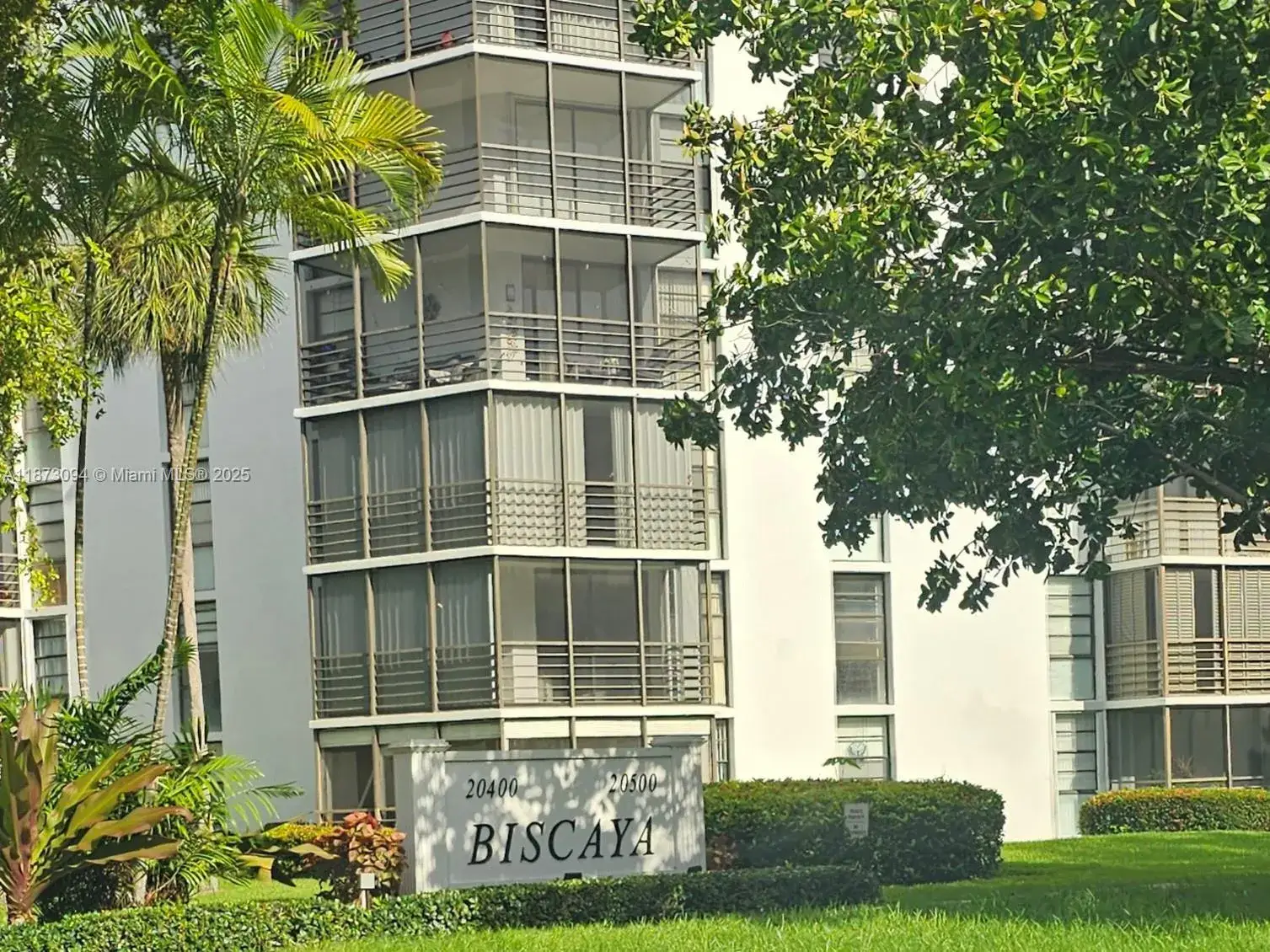 2 bedroom 2 bath Residential for sale at 20400 W Country Club Dr # 315, Aventura FL 33180