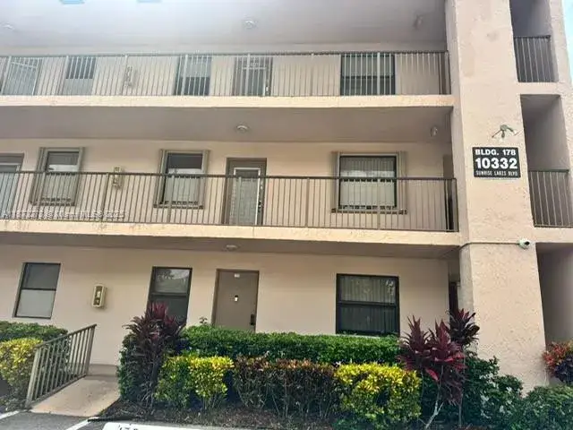 2 bedroom 2 bath Residential for sale at 10332 Sunrise Lakes Blvd # 106, Sunrise FL 33322