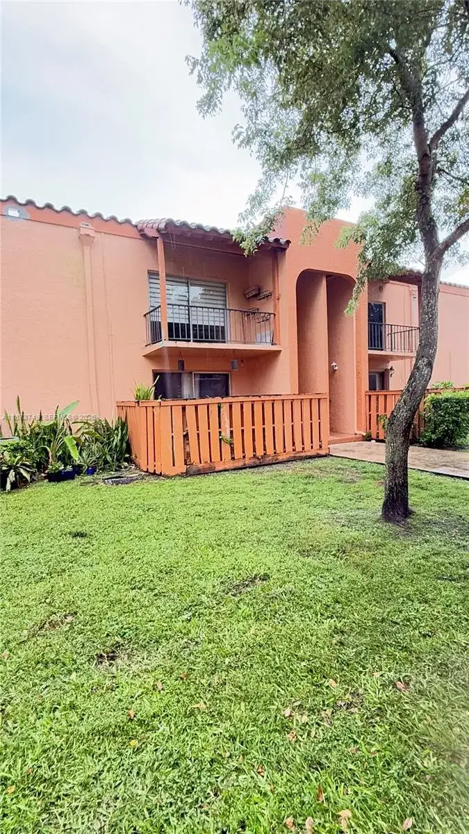 2 bedroom 2 bath Residential for sale at 7121 Miami Lakes Dr # Q8, Miami Lakes FL 33014