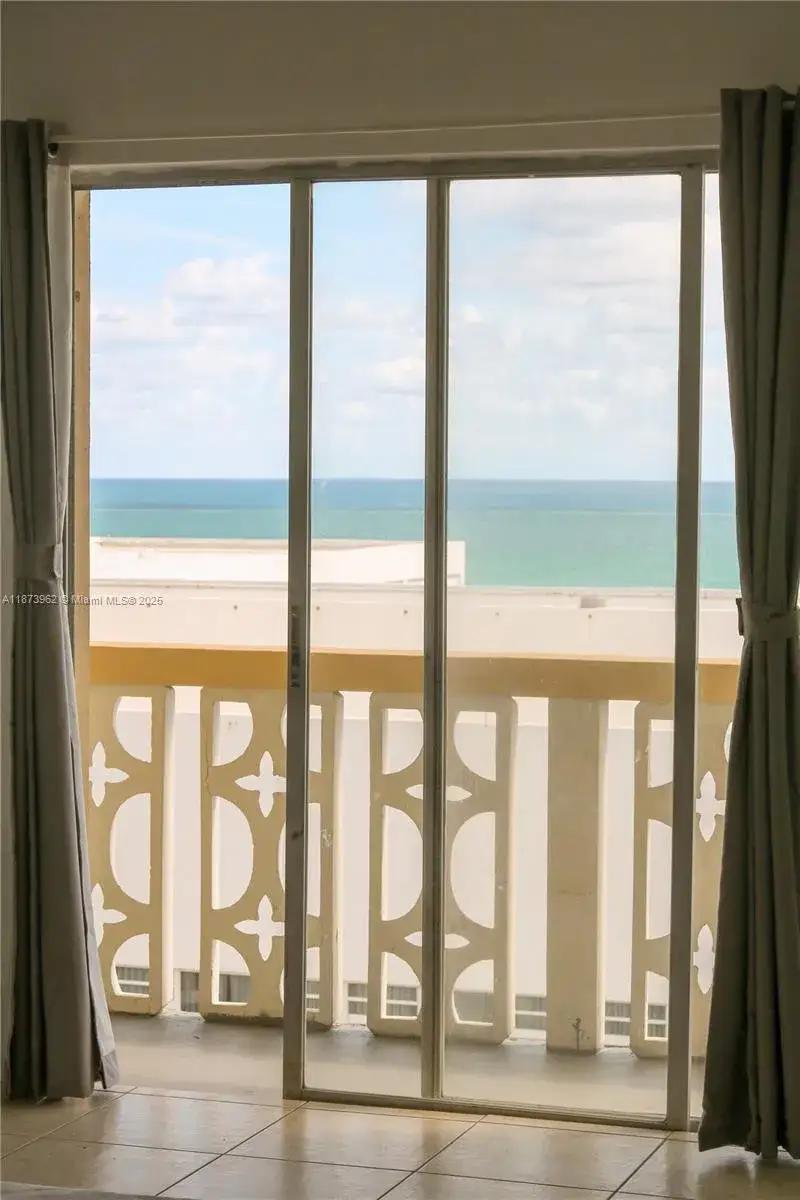 1 bedroom 1 bath Residential Lease for rent at 3100 Collins Ave # 1002, Miami Beach FL 33140