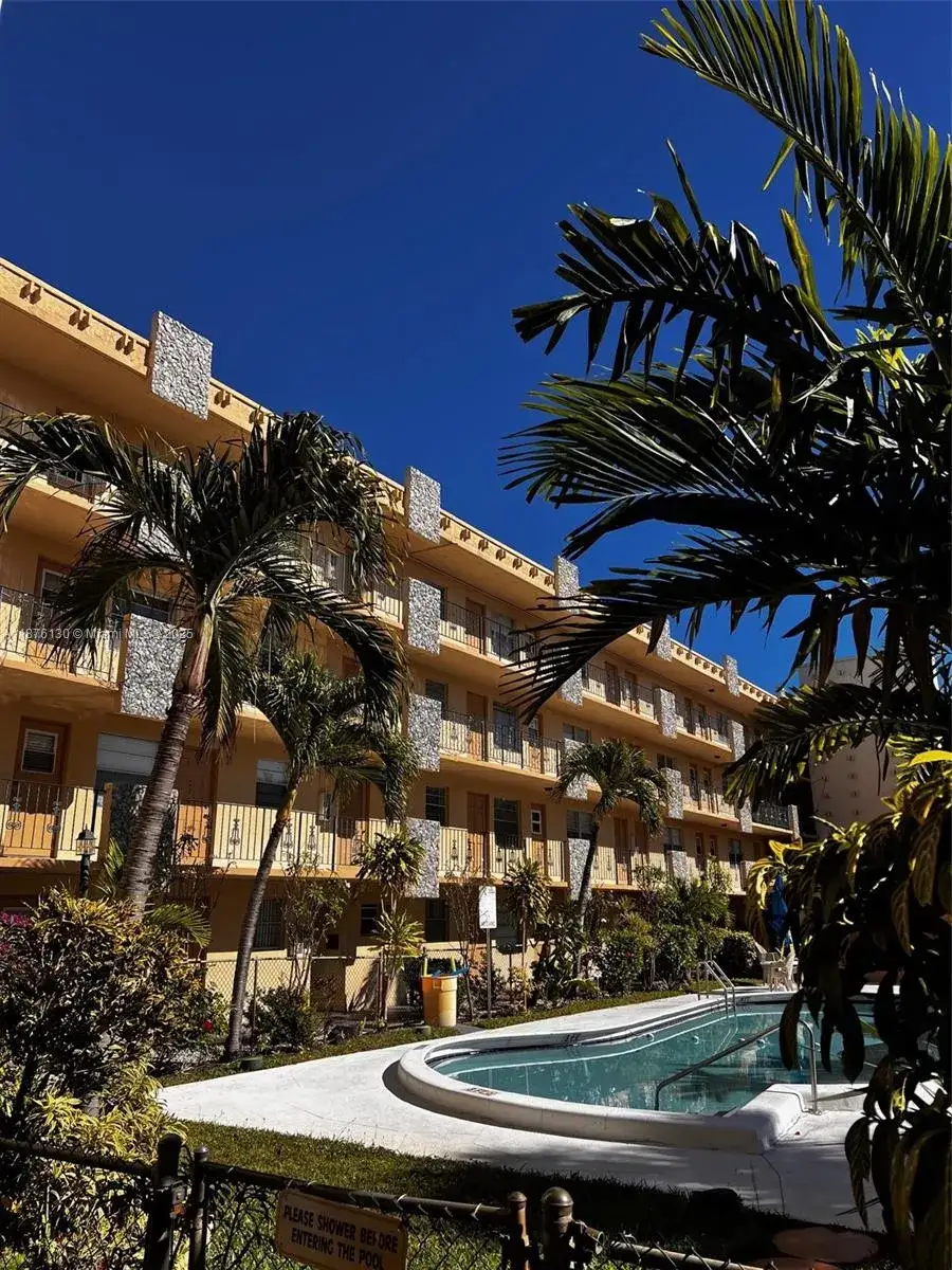 1 bedroom 1 bath Residential for sale at 2145 Pierce St # 105, Hollywood FL 33020