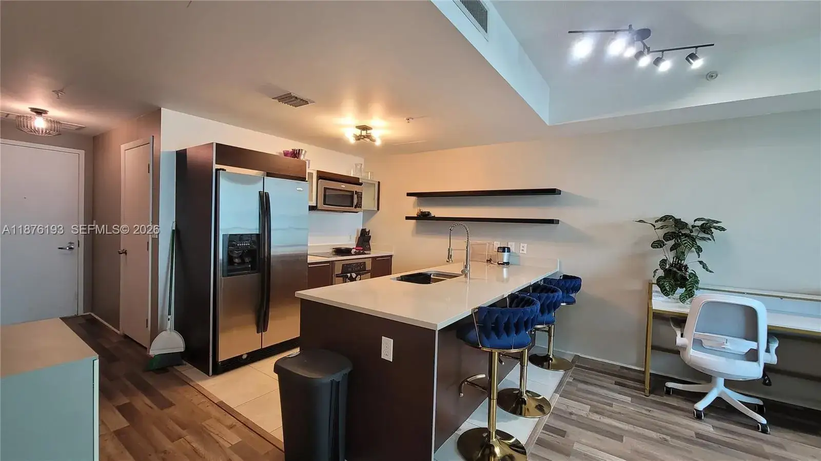 1 bedroom 1 bath Residential Lease for rent at 1900 N Bayshore Dr # 2009, Miami FL 33132