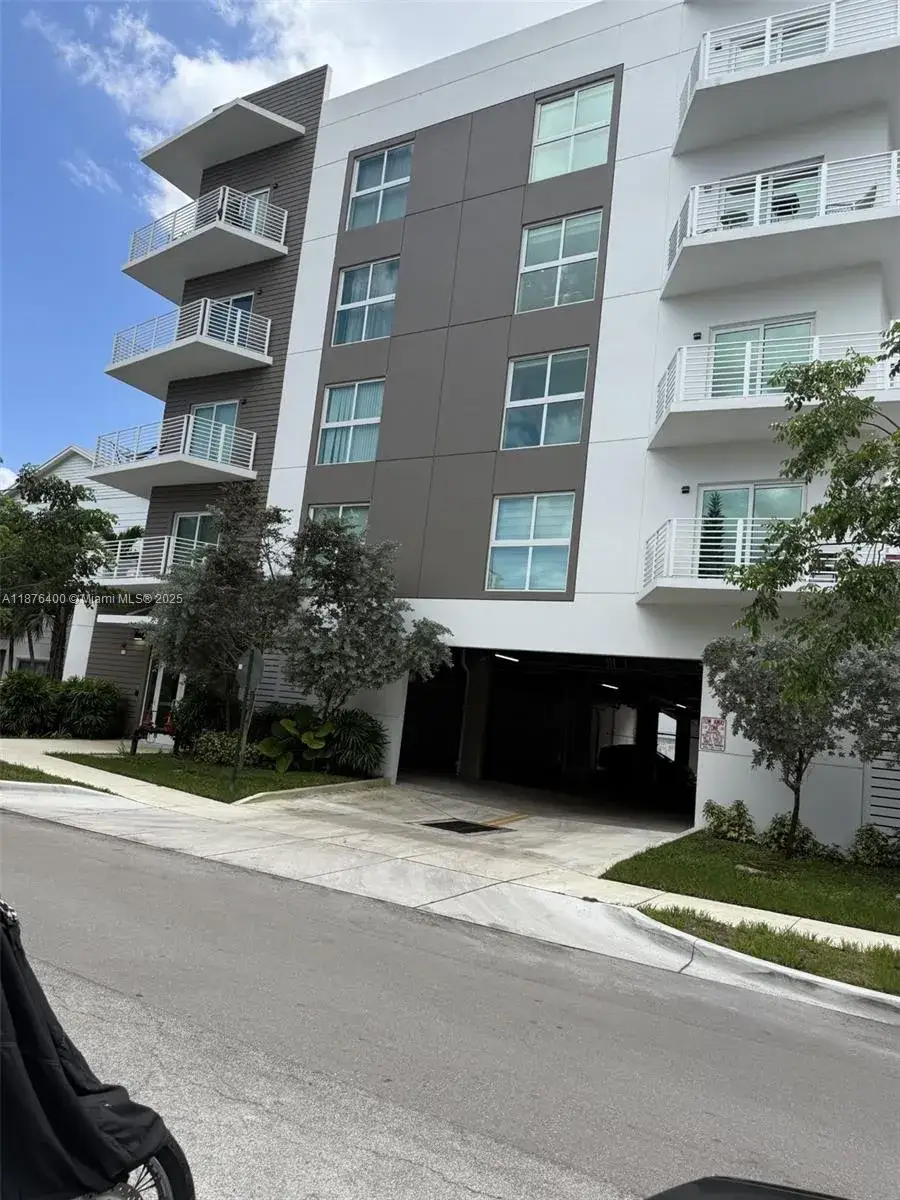2 bedroom 2 bath Residential for sale at 1938 Jackson St # 502, Hollywood FL 33020