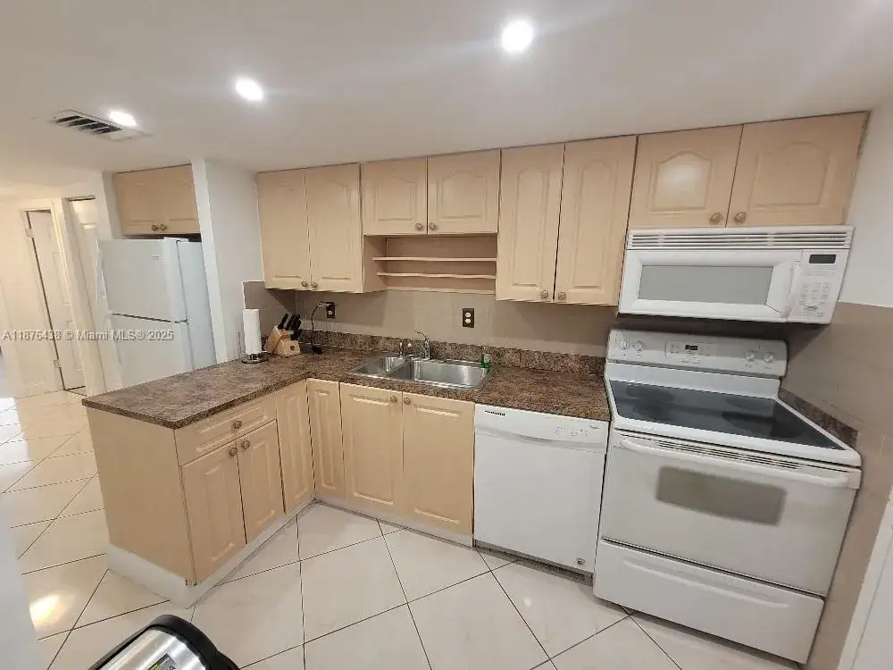 2 bedroom 2 bath Residential for sale at 18081 Biscayne Blvd # 1102, Aventura FL 33160