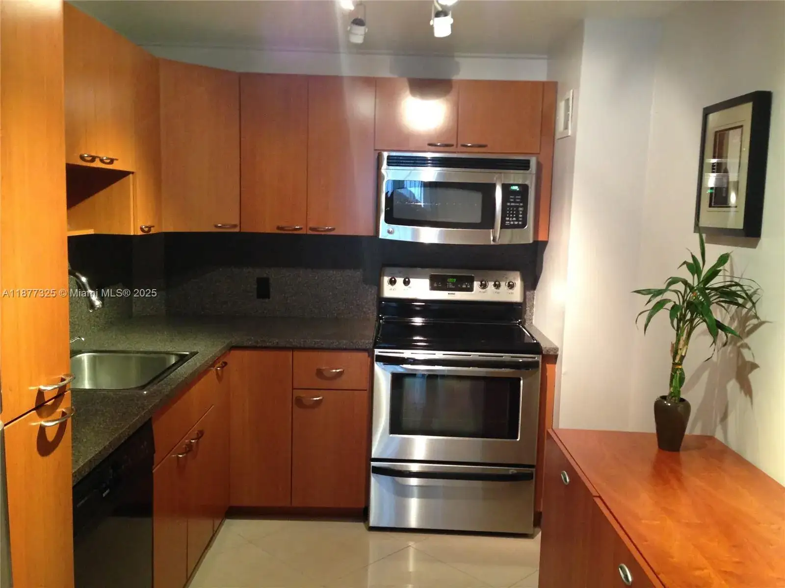 1 bedroom 1 bath Residential for sale at 3375 N Country Club Dr # 1001, Aventura FL 33180