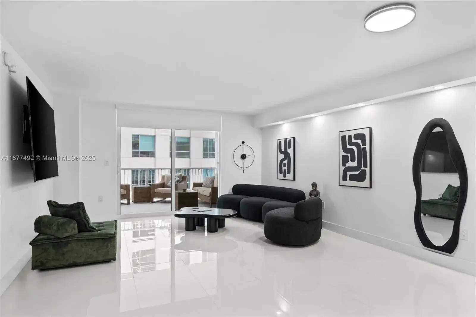 1 bedroom 1 bath Residential Lease for rent at 1200 Brickell Bay Dr # 2812, Miami FL 33131