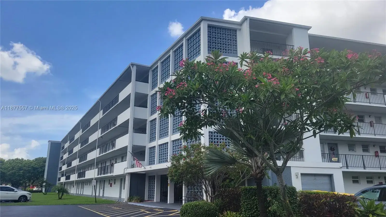 1 bedroom 1 bath Residential for sale at 950 Hillcrest Dr # 302, Hollywood FL 33021