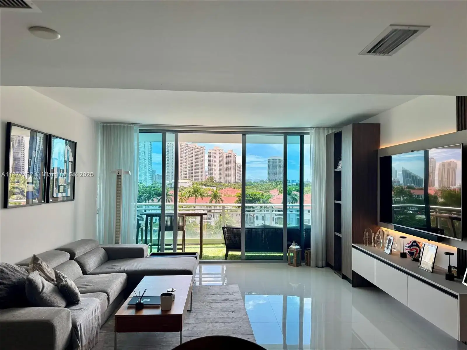 1 bedroom 2 bath Residential for sale at 2950 NE 188th St # 443, Aventura FL 33180