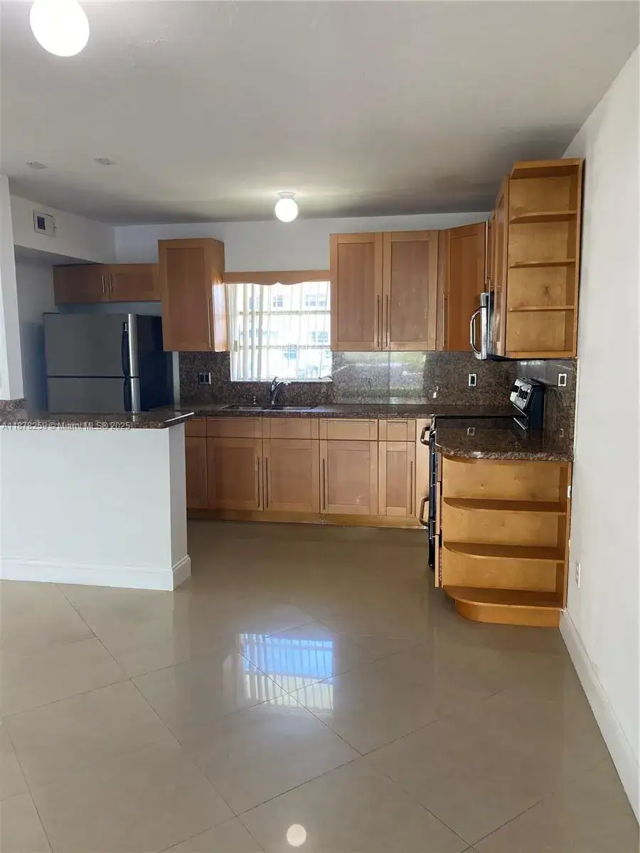 1 bedroom 1 bath Residential for sale at 7680 SW 82nd St # H121, Miami FL 33143