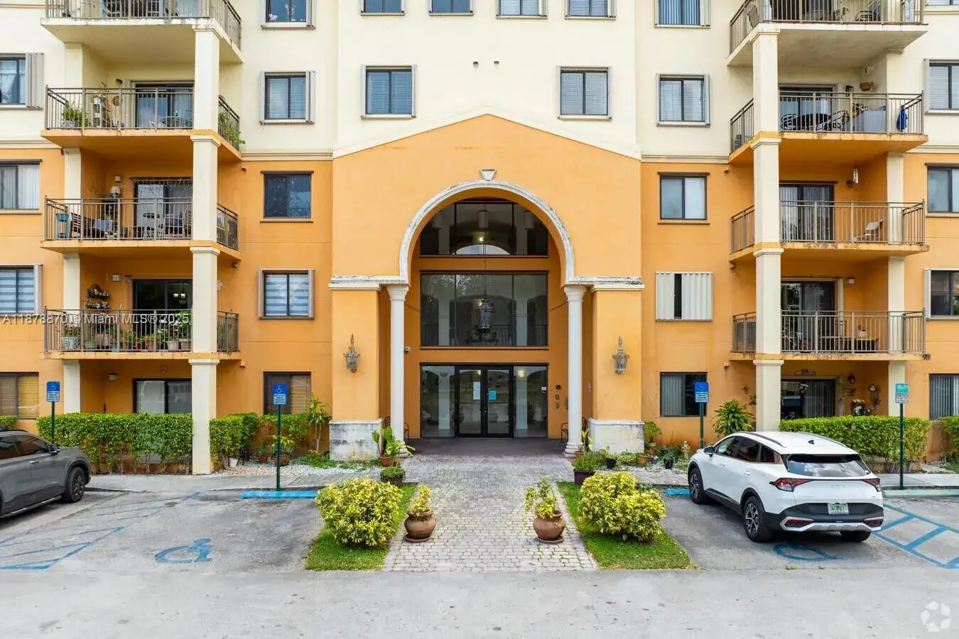 3 bedroom 2 bath Residential for sale at 9340 Fontainebleau Blvd # W206, Miami FL 33172