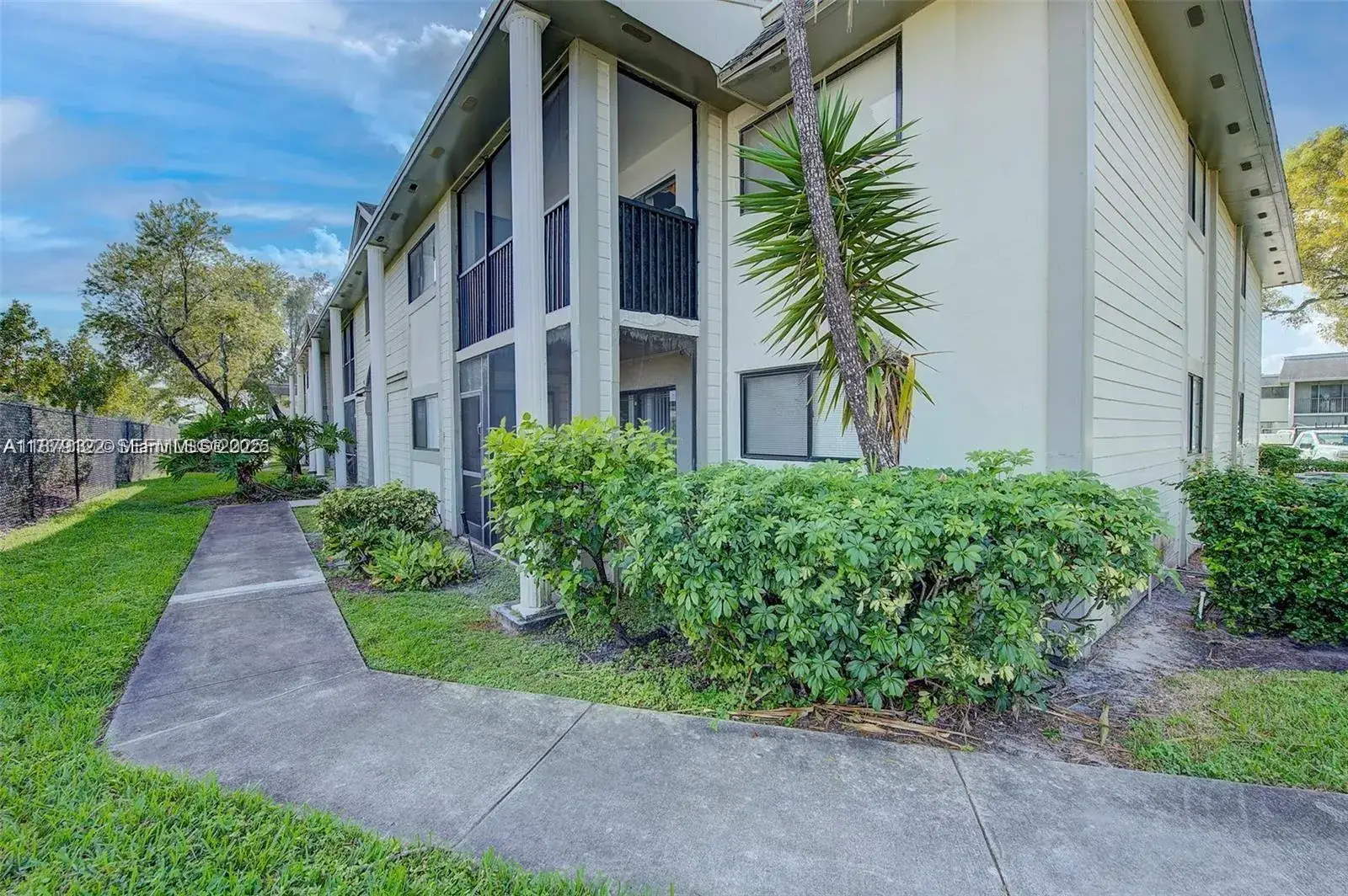 2 bedroom 2 bath Residential for sale at 468 NE 206 LN # 205, Miami FL 33179