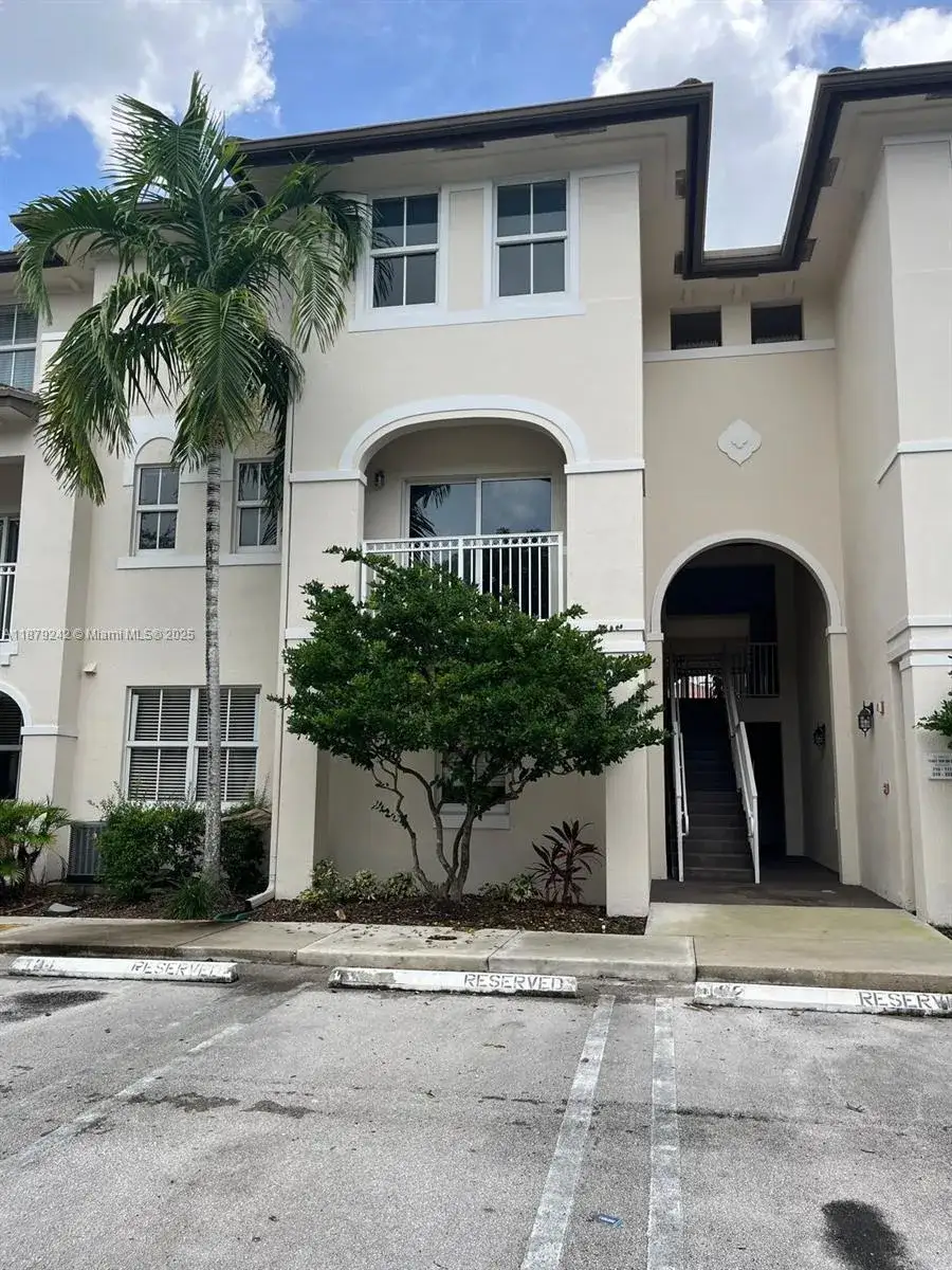 3 bedroom 2 bath Residential for sale at 11401 NW 89th St # 220, Doral FL 33178