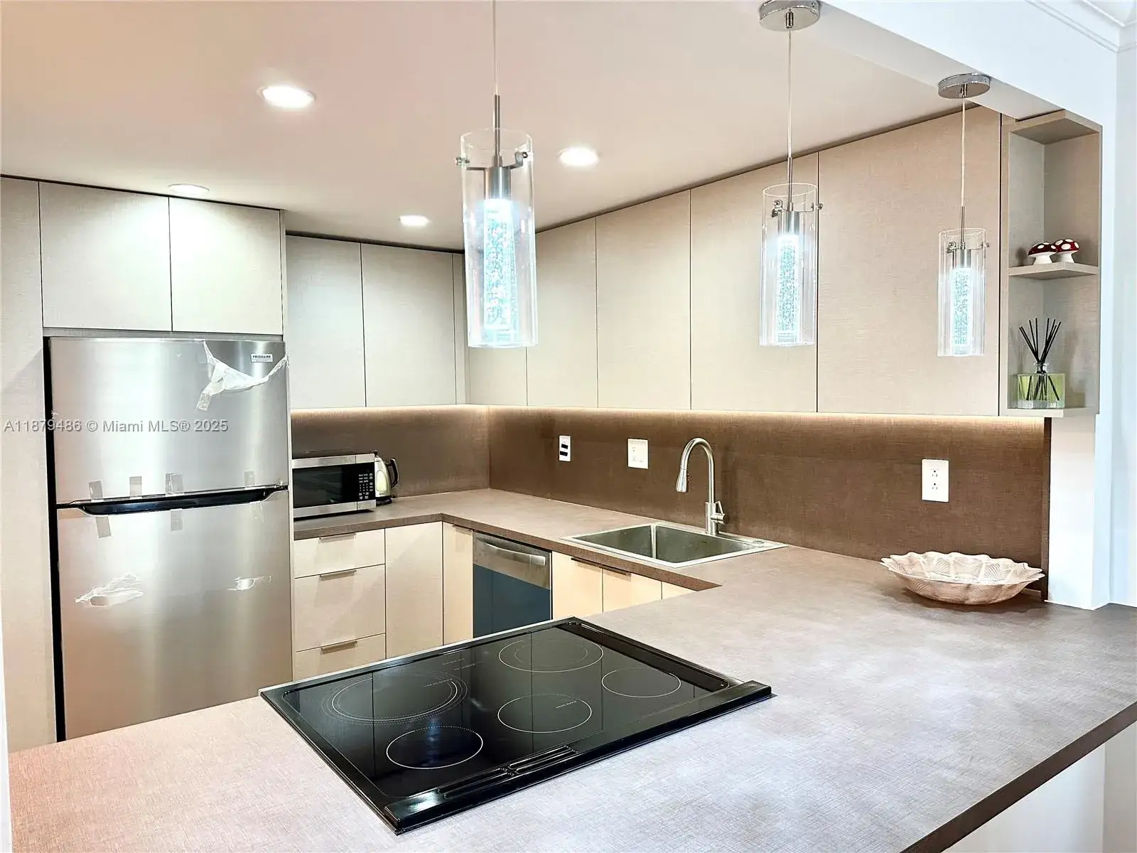 1 bedroom 1 bath Residential Lease for rent at 1849 S Ocean Dr # 605, Hallandale Beach FL 33009