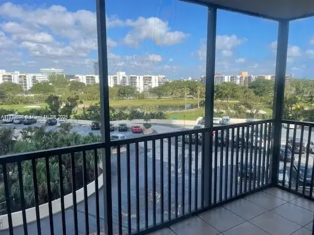 1 bedroom 1 bath Residential for sale at 20301 W Country Club Dr # 621, Aventura FL 33180