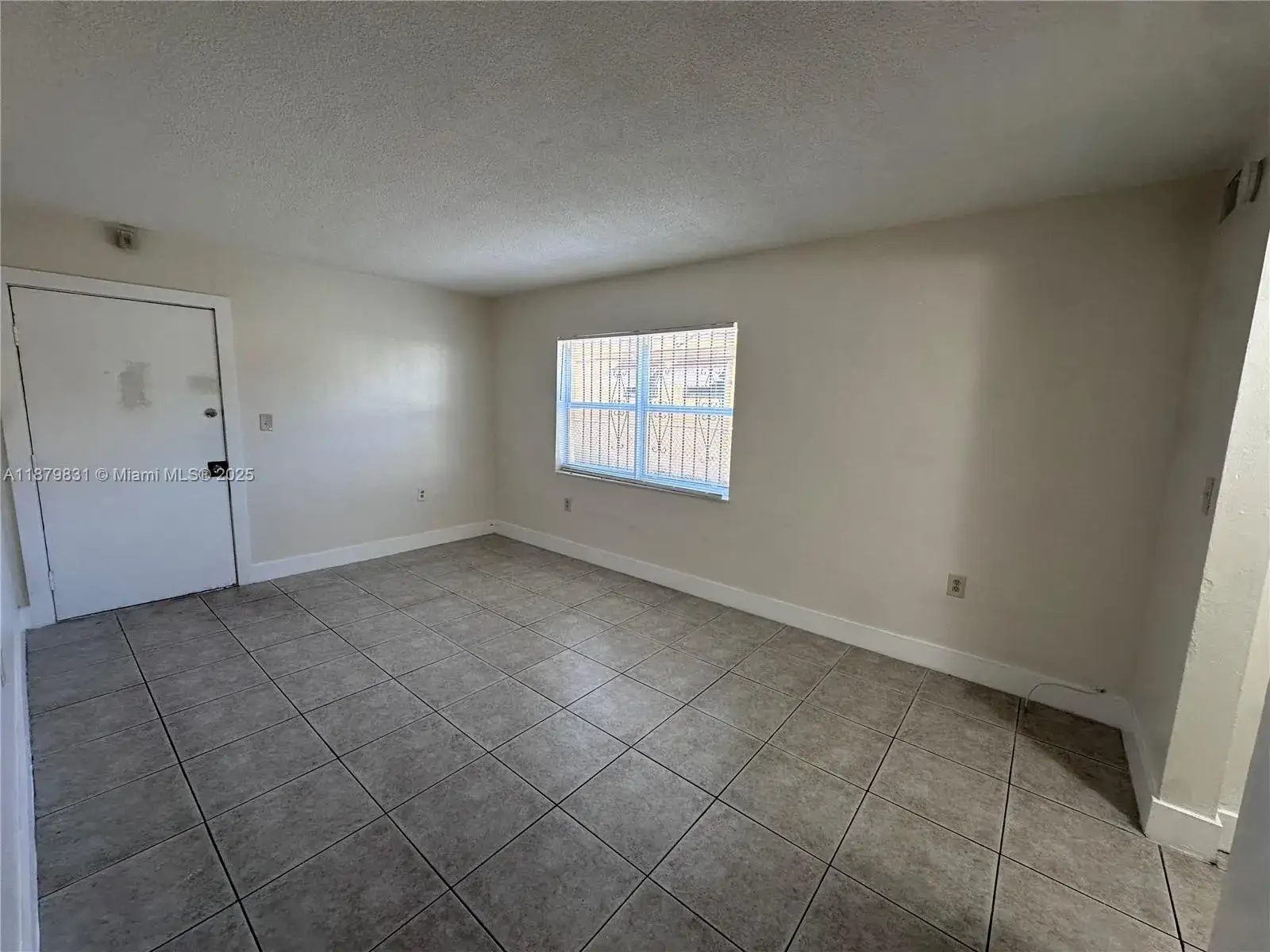 1 bedroom 1 bath Residential Lease for rent at 16150 NE 19th Ct # 4, North Miami Beach FL 33162