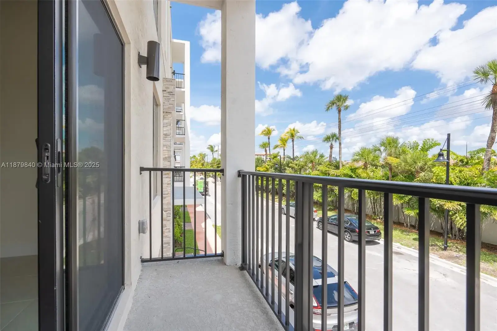 3 bedroom 2 bath Residential for sale at 8001 NW 41st St # 208, Doral FL 33166