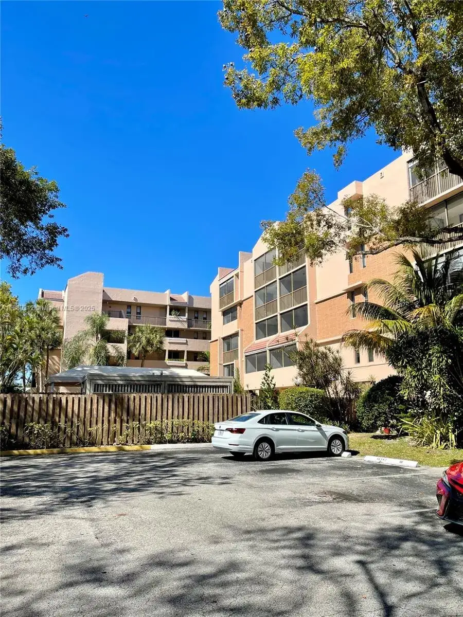 2 bedroom 2 bath Residential for sale at 6800 Cypress Rd # 408, Plantation FL 33317